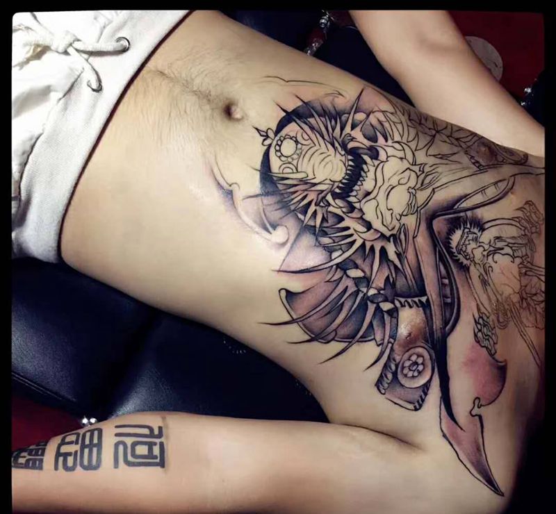 早期传统作品（鬼武士纹身图片_胸部新传统纹身图案