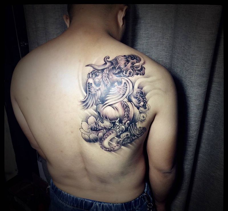 早期传统作品（貔貅纹身图片_背部新传统纹身图案