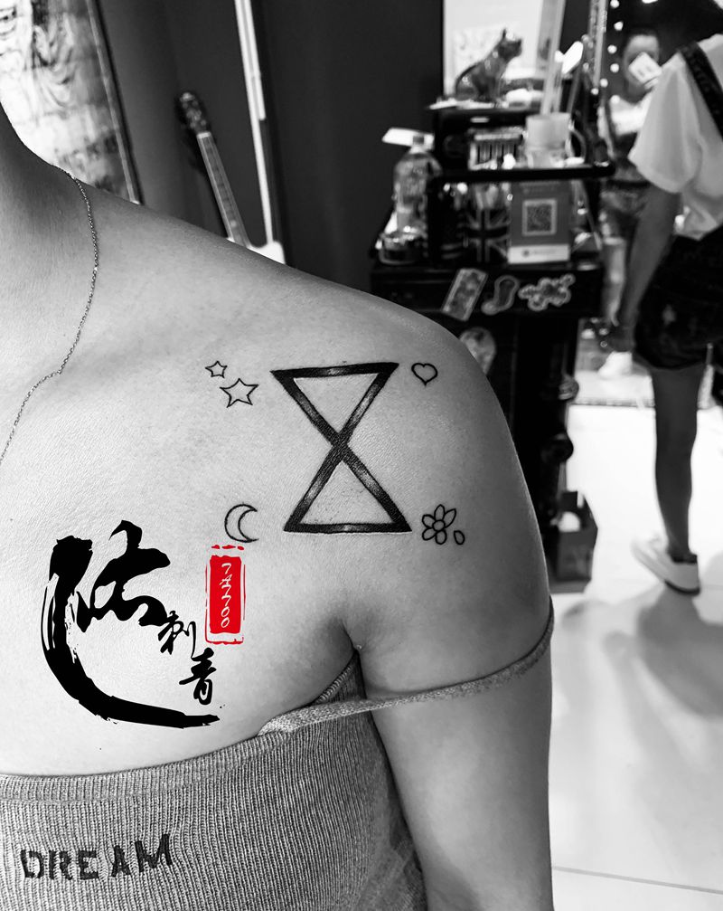 小图纹身图片_胸部几何纹身图案