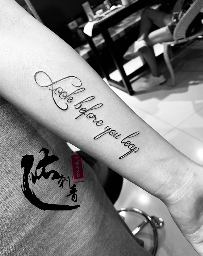 花体字纹身图片_手部花体字纹身图案