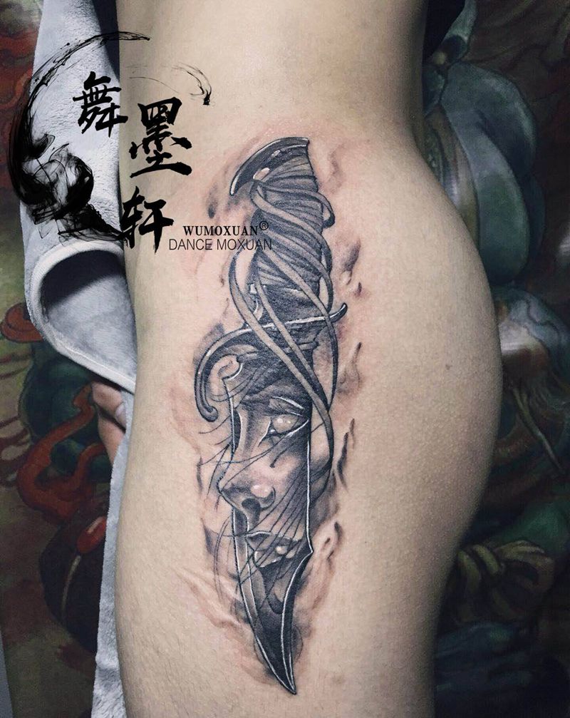 刀纹身图片_臀部欧美写实纹身图案