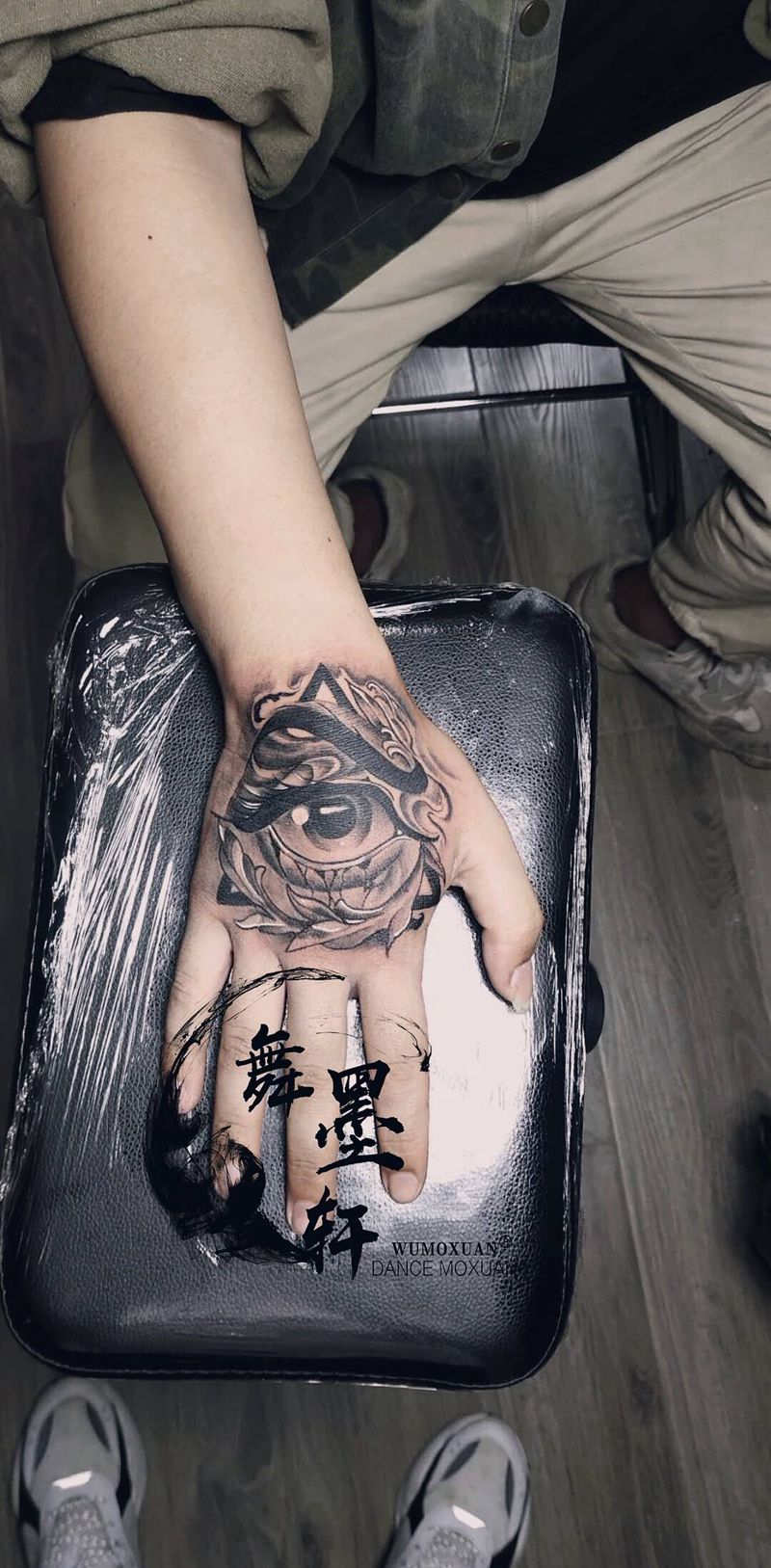 上帝之眼纹身图片_手部纹身图案