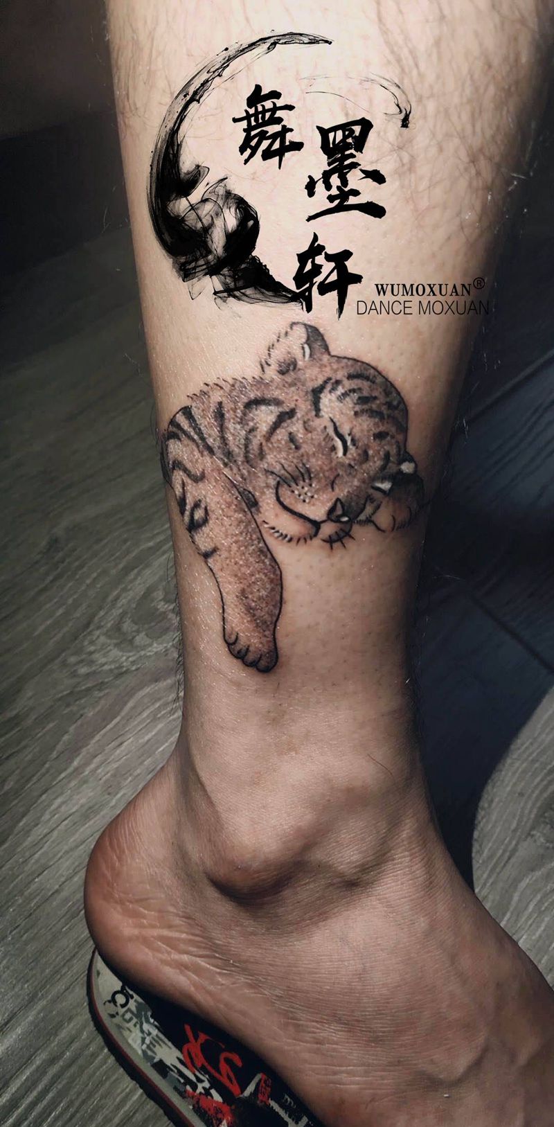 小老虎纹身图片_脚部点刺纹身图案