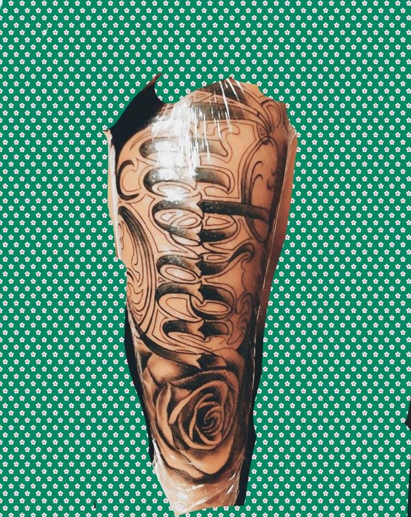 奇卡诺纹身图片_手部花体字纹身图案