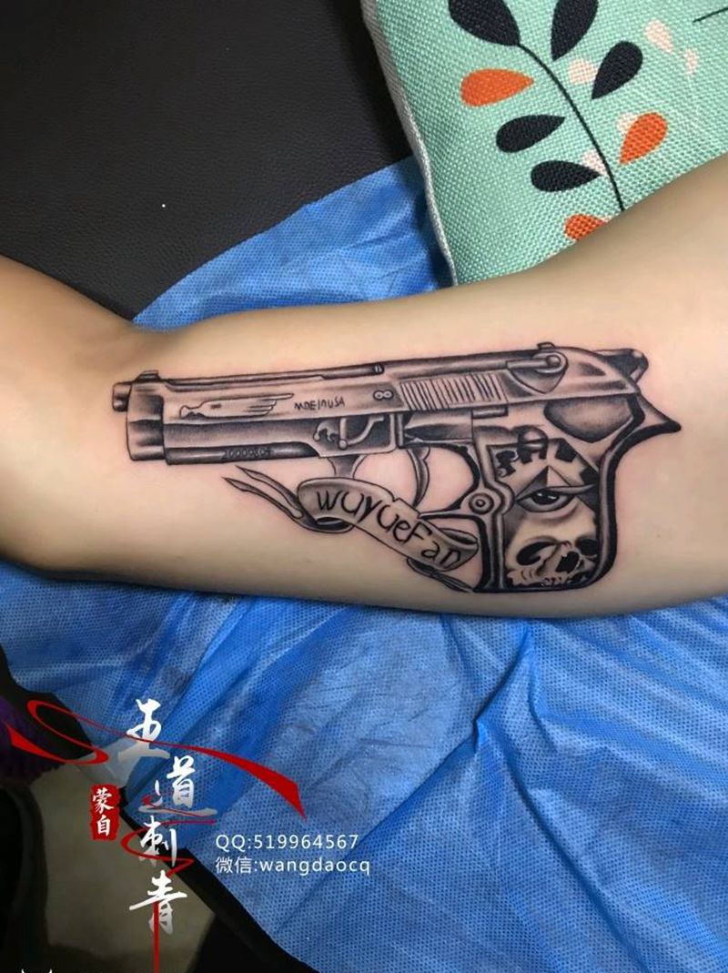 手枪纹身图片_手臂手部欧美写实新传统手枪枪纹身图案