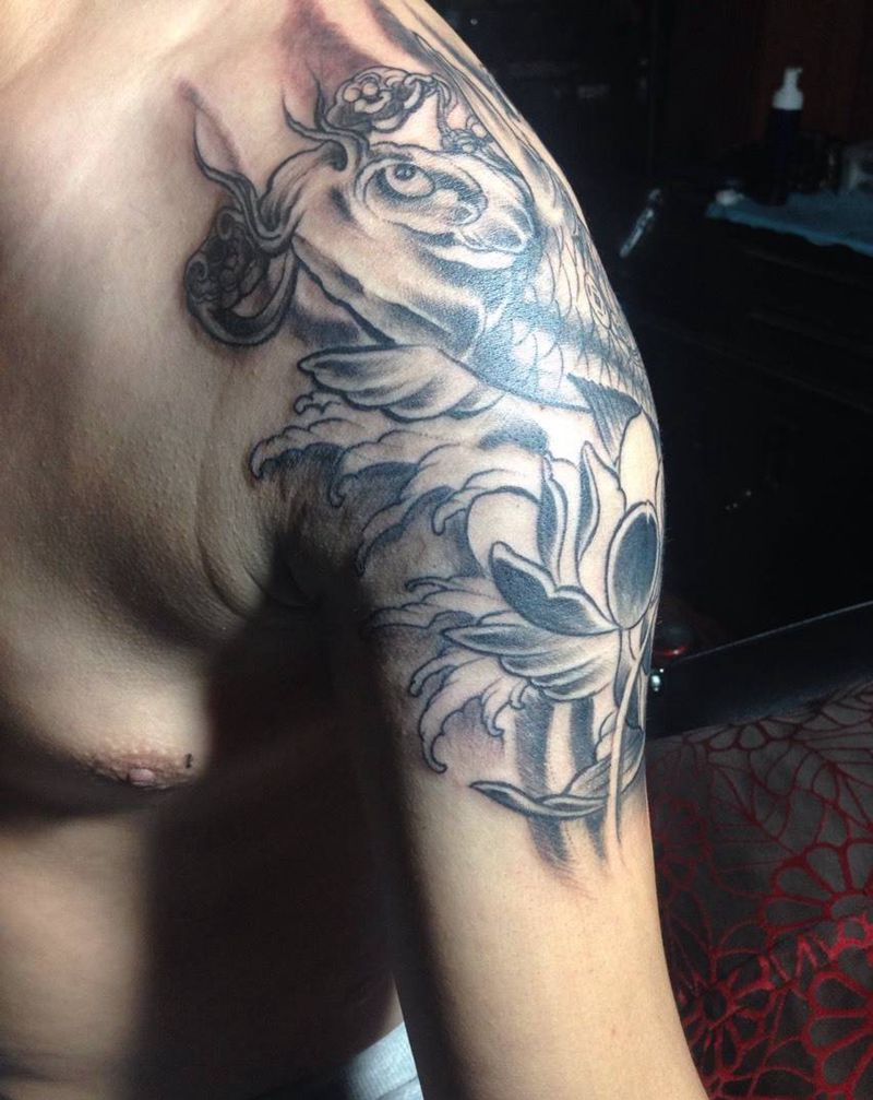 锦鲤叼如意纹身图片_成品肩部传统动物纹身图案