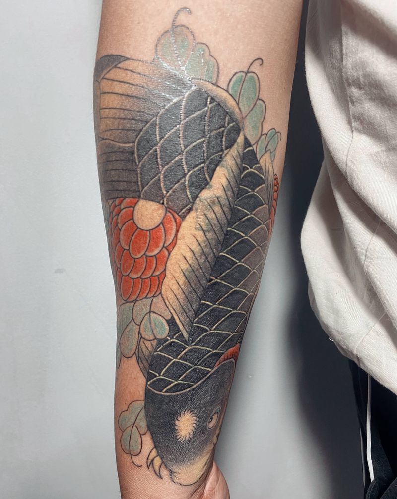 鲤鱼遮盖纹身图片_手臂老传统纹身图案