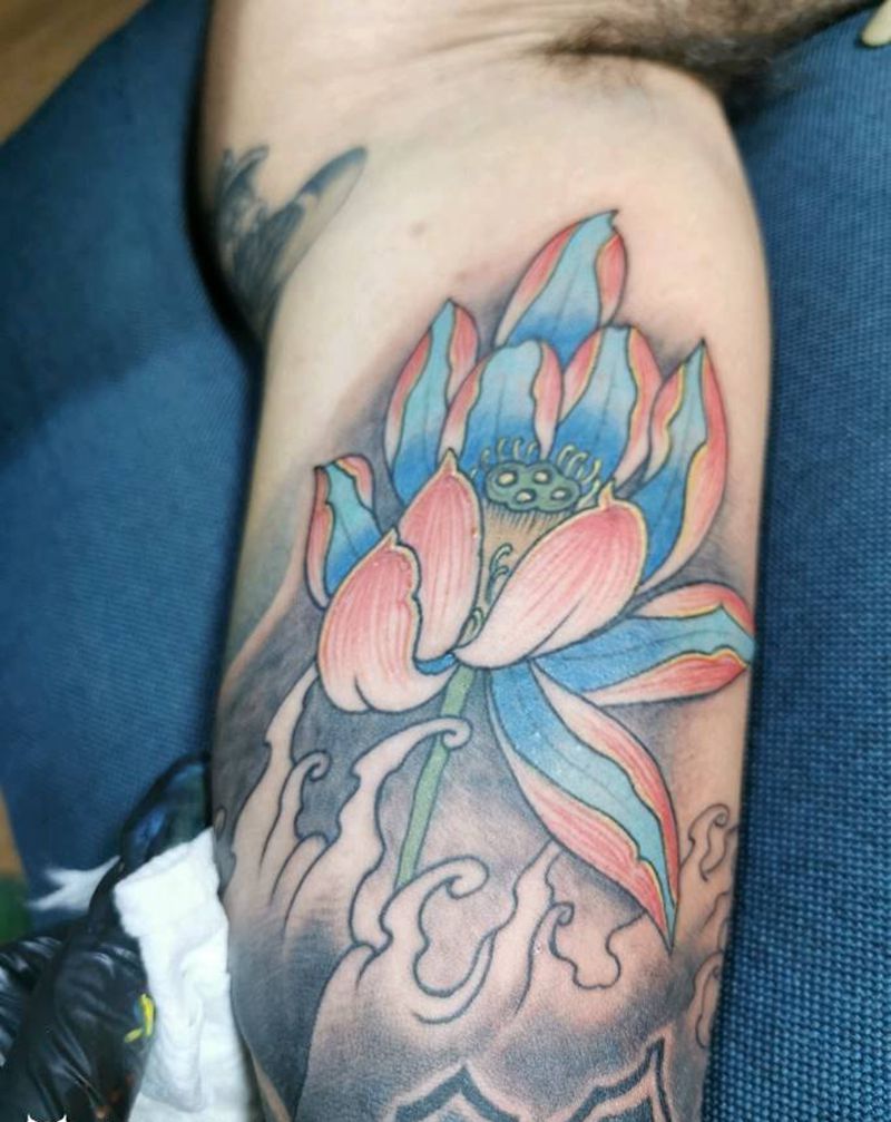 莲花纹身图片_手臂新传统水彩纹身图案
