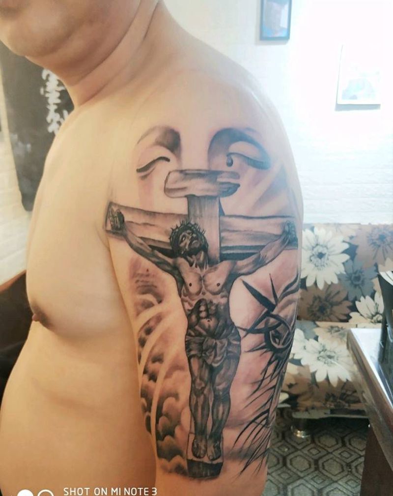 十字架纹身图片_手臂欧美写实纹身图案