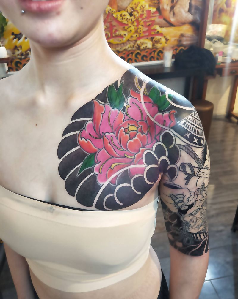 半胛进度纹身图片_胸部肩部老传统纹身图案