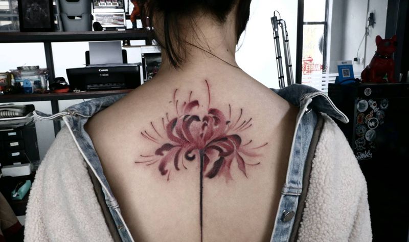 彼岸花纹身图片_背部水彩纹身图案