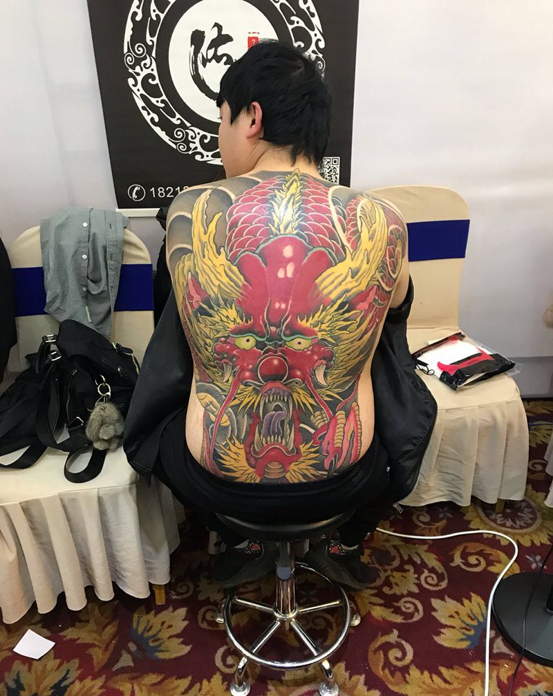 满背龙纹身图片_背部新传统纹身图案