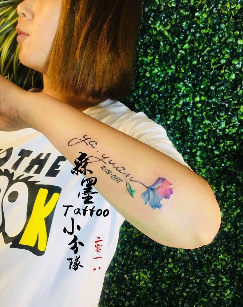 水墨感觉小花纹身图片