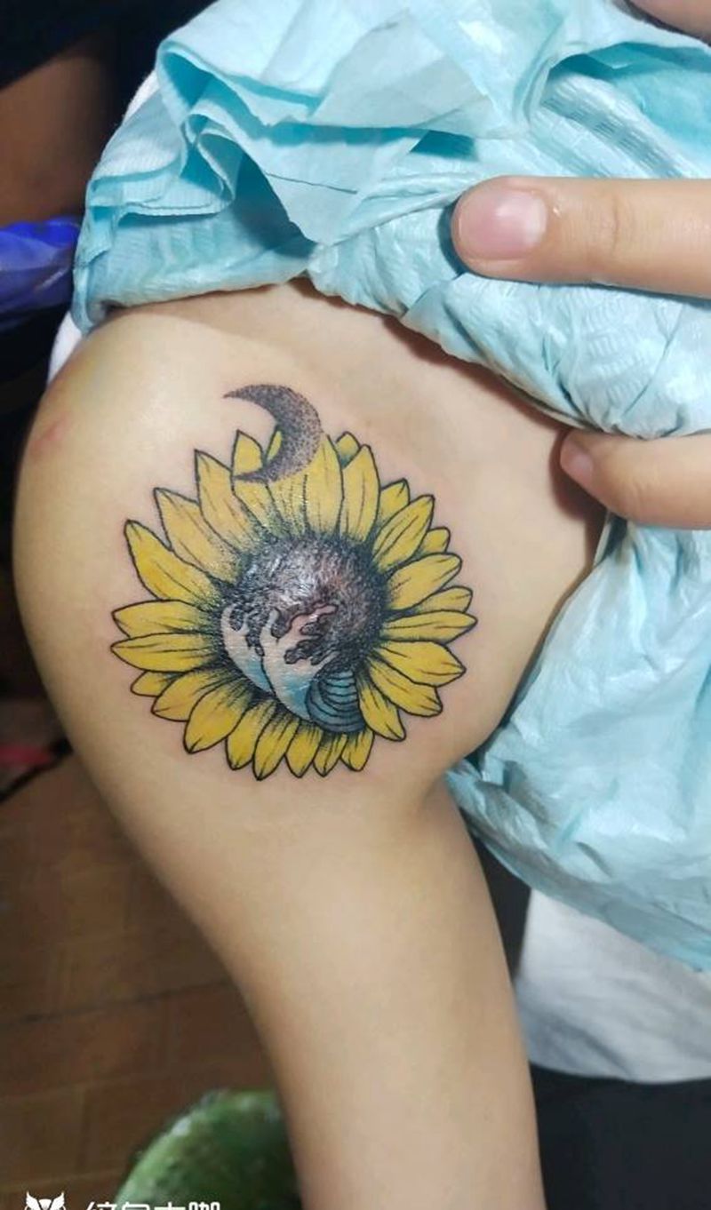 向日葵花纹身图片_肩部水彩点刺纹身图案