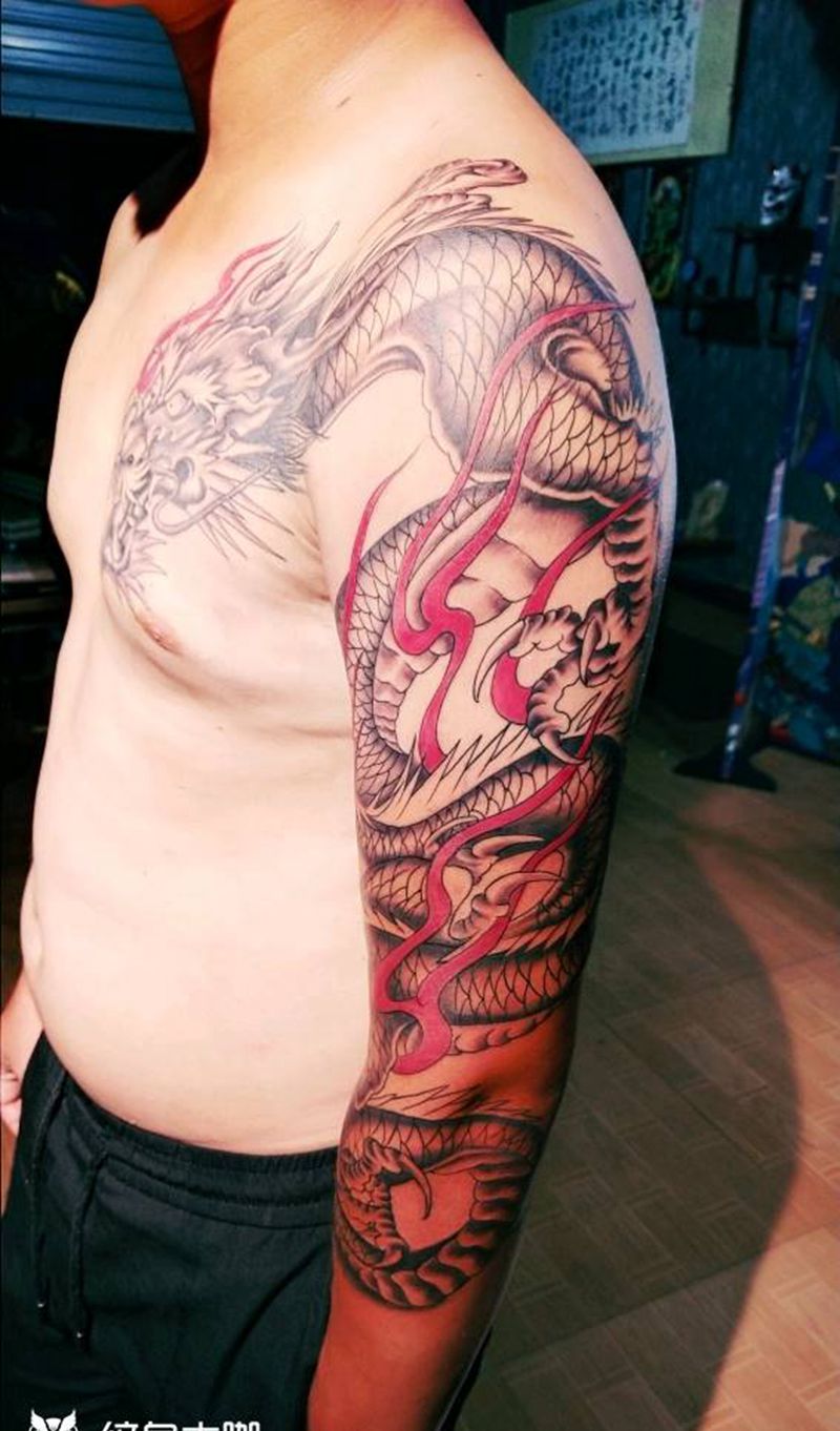 过肩龙纹身图片_手臂胸部新传统纹身图案