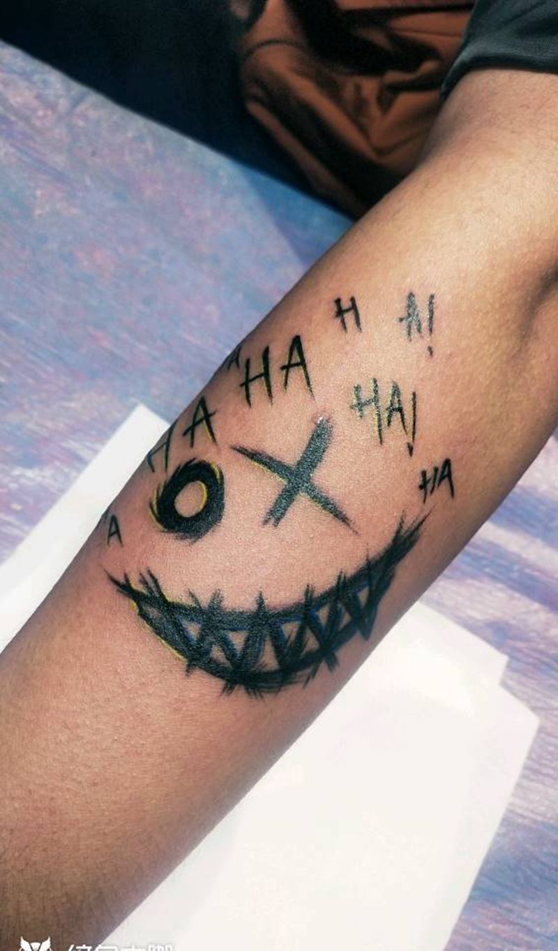 HA笑脸纹身图片_手臂几何纹身图案