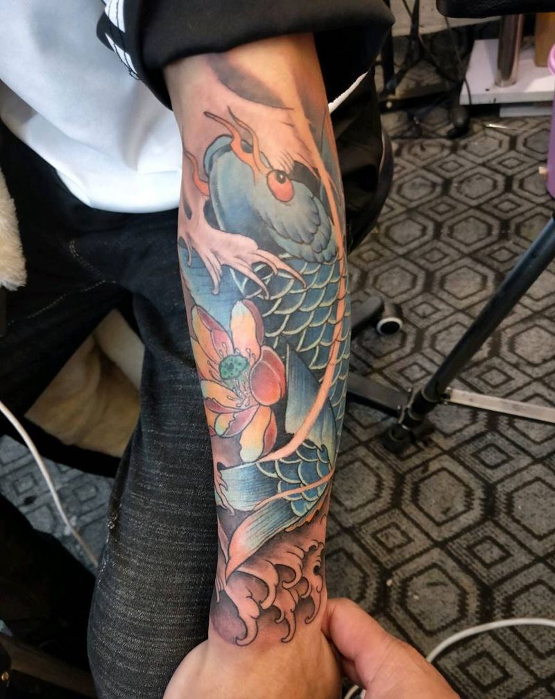 鱼纹身图片_手部新传统纹身图案