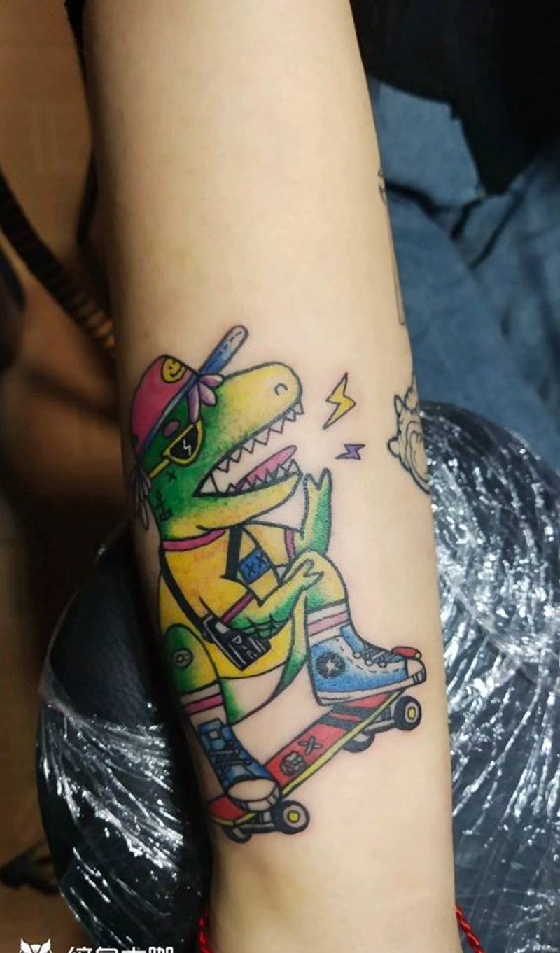 卡通社会龙纹身图片_手部水彩纹身图案