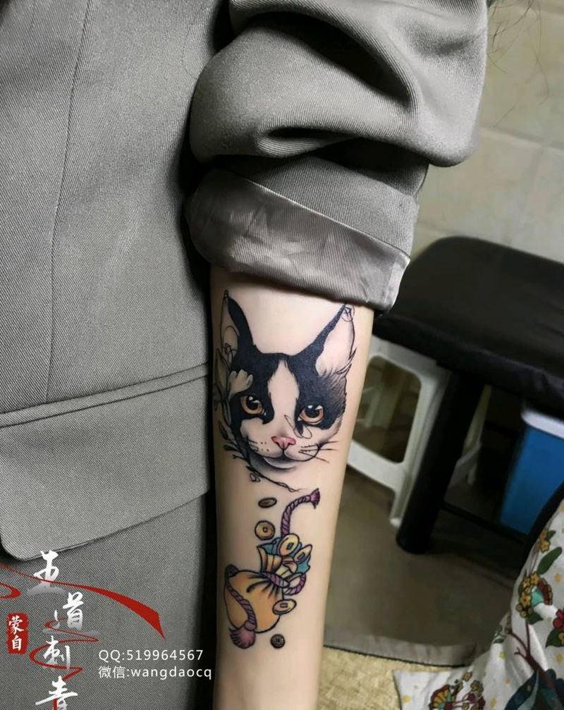 小猫纹身图片_手臂手部New School水彩小猫钱袋小清新纹身图案