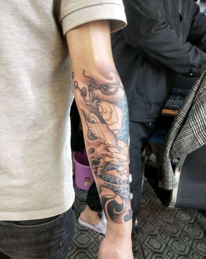 鱼纹身图片_手部新传统纹身图案