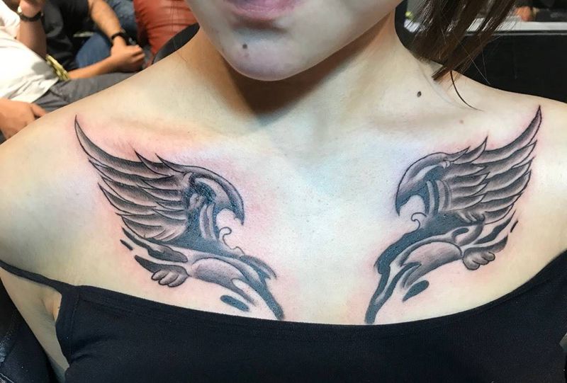 胸口翅膀纹身图片