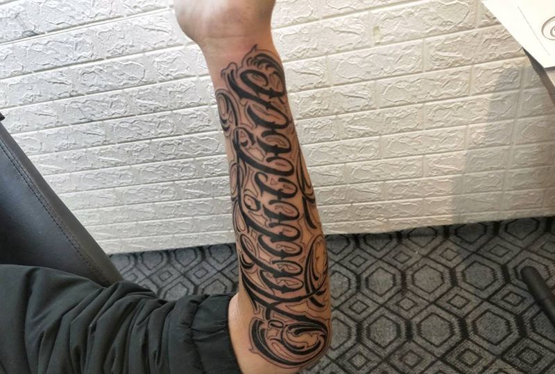 英文花体字纹身图片_手部花体字纹身图案