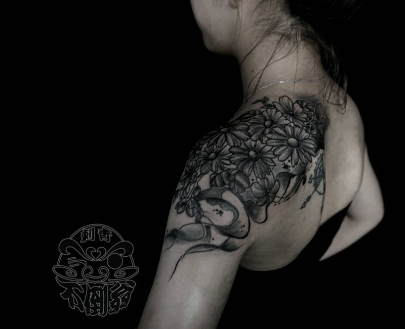 素花纹身图片_肩部水墨纹身图案
