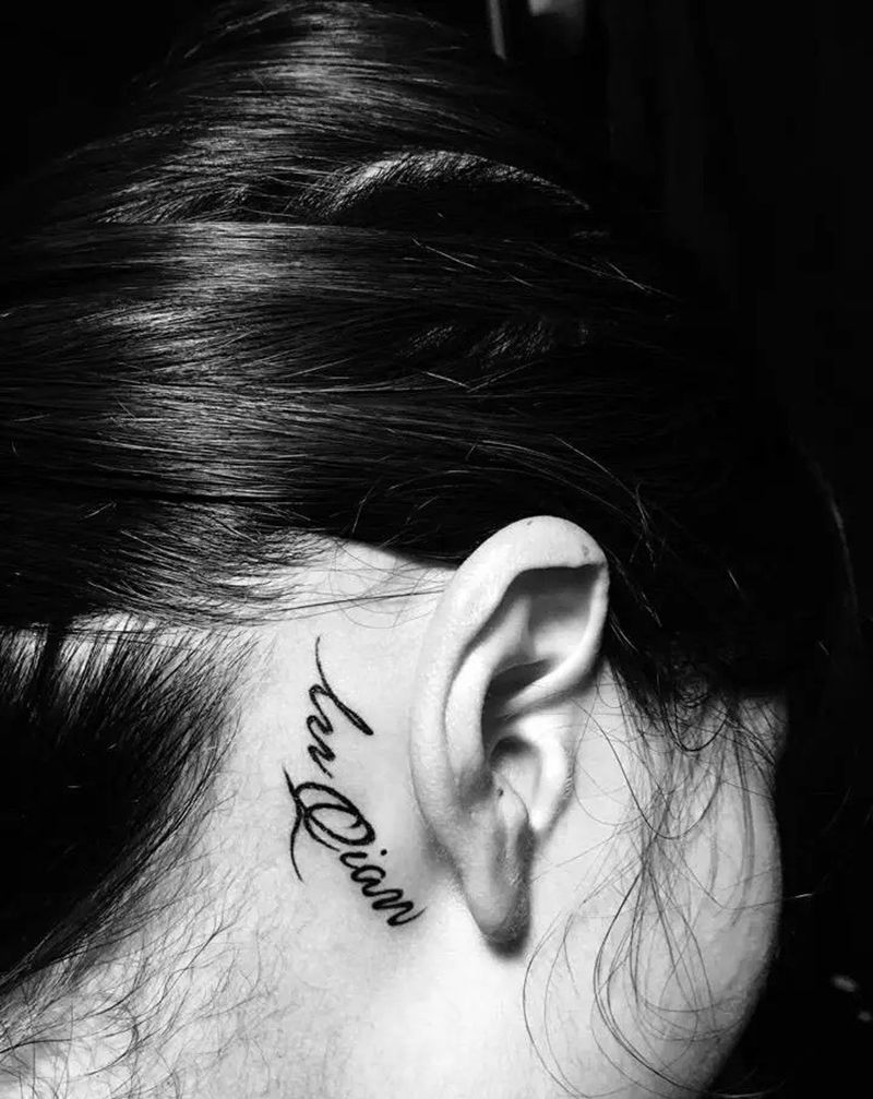 耳后字母纹身图片