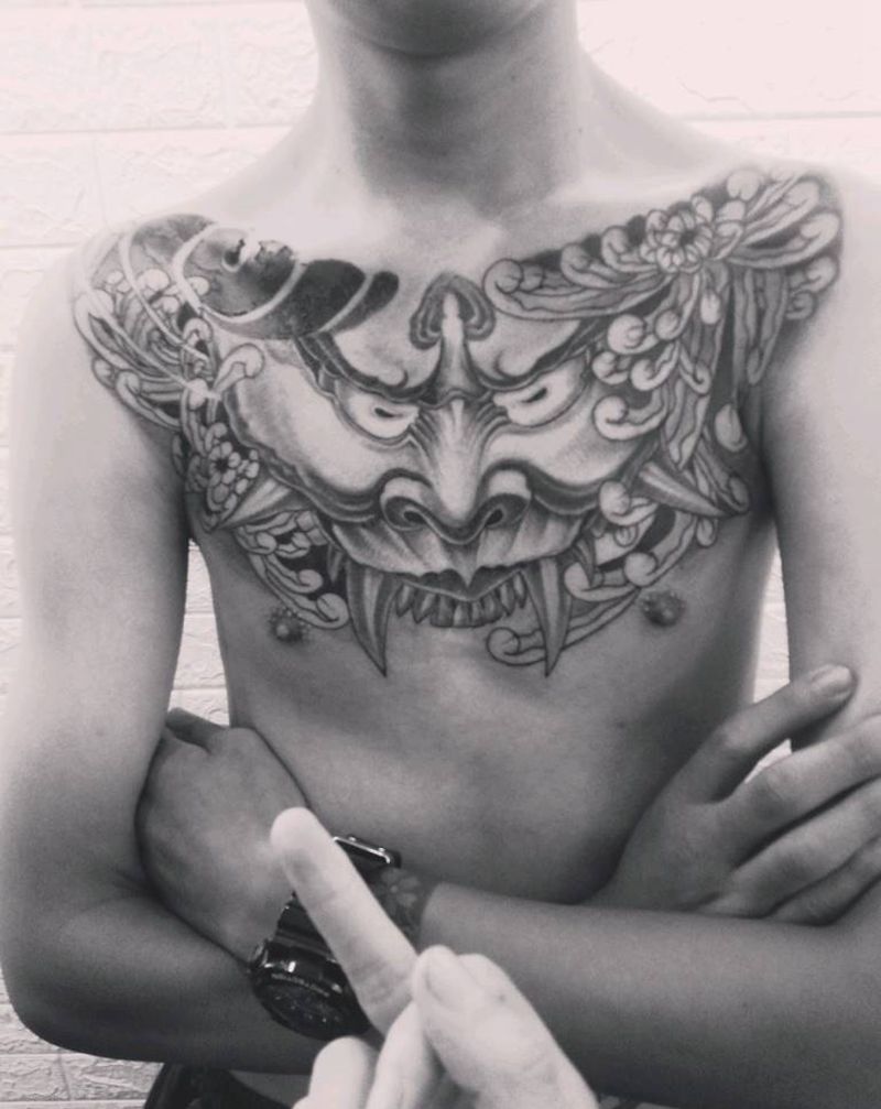 班诺花胸纹身图片_胸部新传统纹身图案