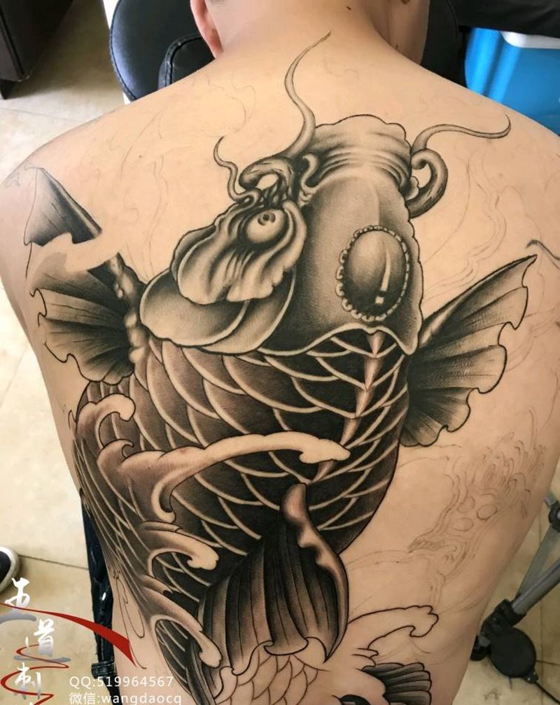 满背纹身图片_背部新传统欧美写实满背鱼鲤鱼纹身图案