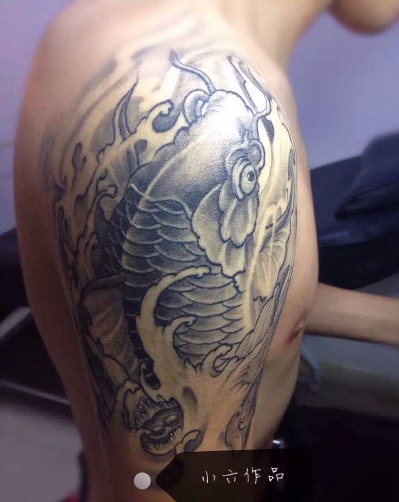 大臂鲤鱼纹身图片