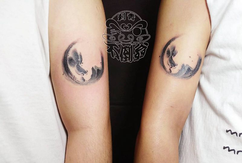 水墨鱼与山纹身图片_水墨纹身图案