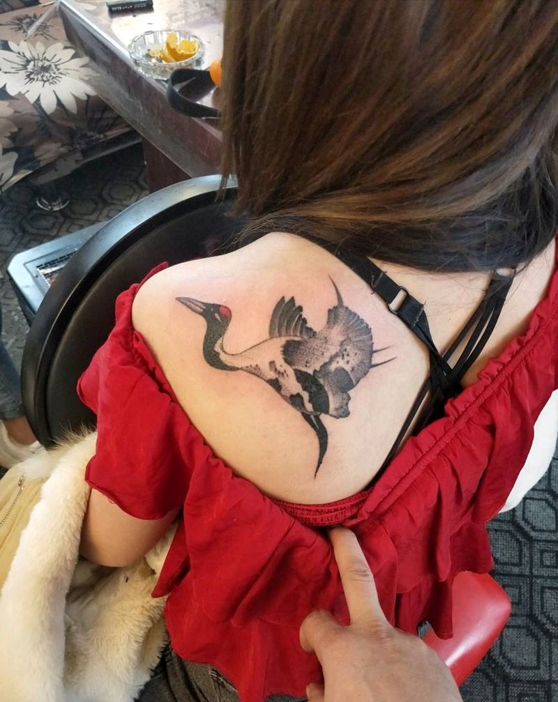 鹤纹身图片_肩部水墨纹身图案