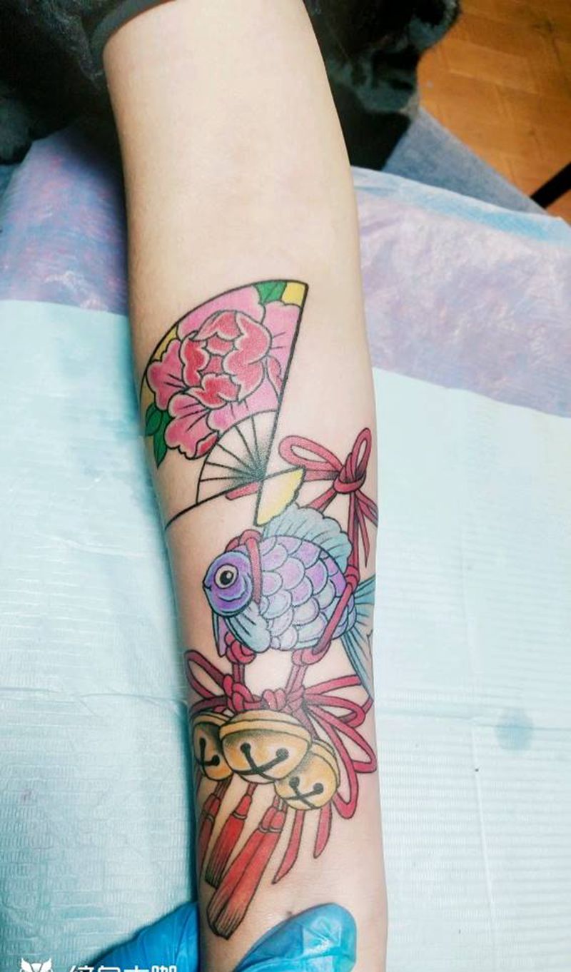 鱼  扇子 辛普森纹身图片_手臂Old School纹身图案