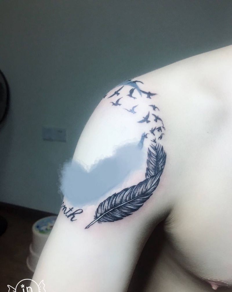 羽毛和字母纹身图片