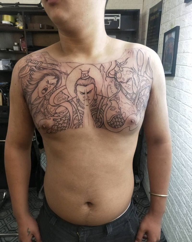 花胸纹身图片_胸部新传统纹身图案