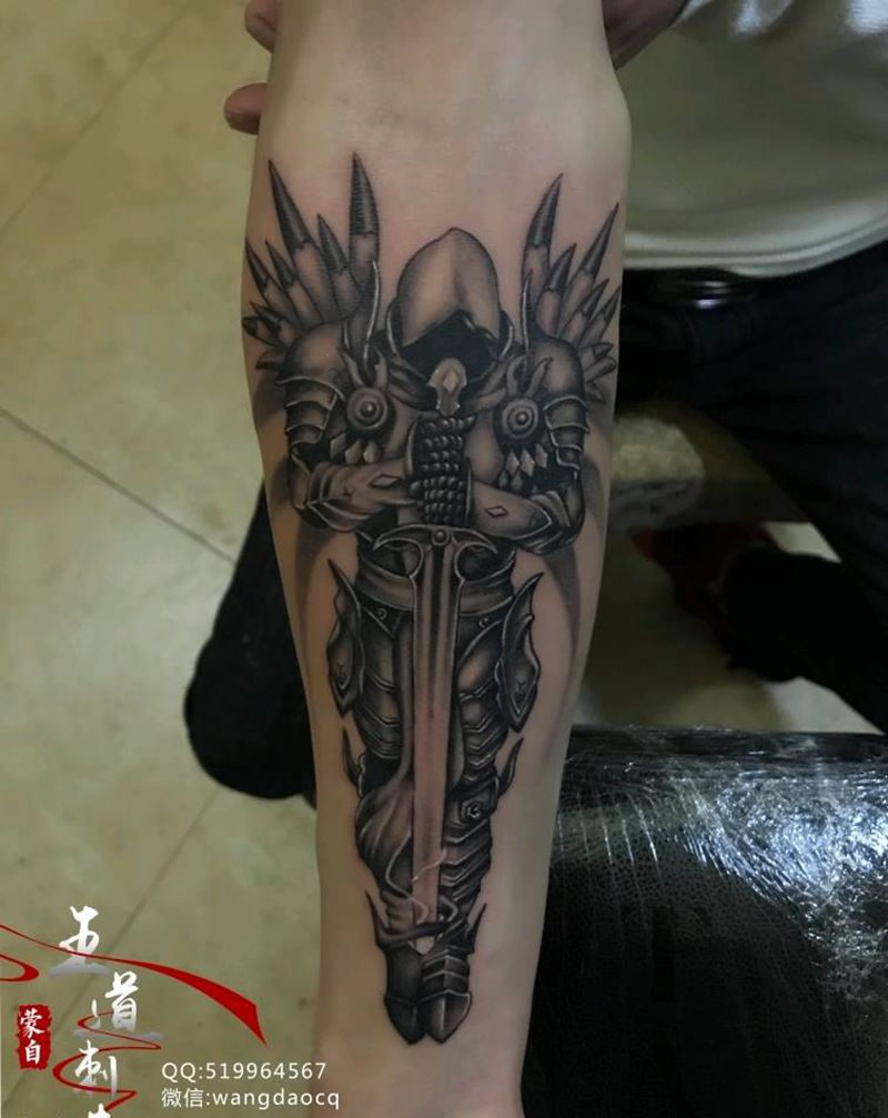 天使纹身图片_手部手臂新传统欧美写实天使翅膀武士纹身图案