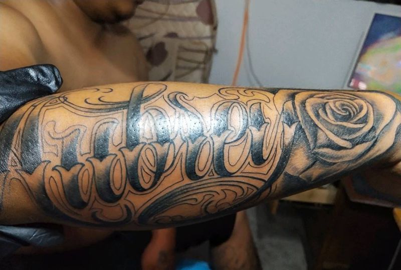 奇卡诺字体玫瑰纹身图片_手臂花体字纹身图案