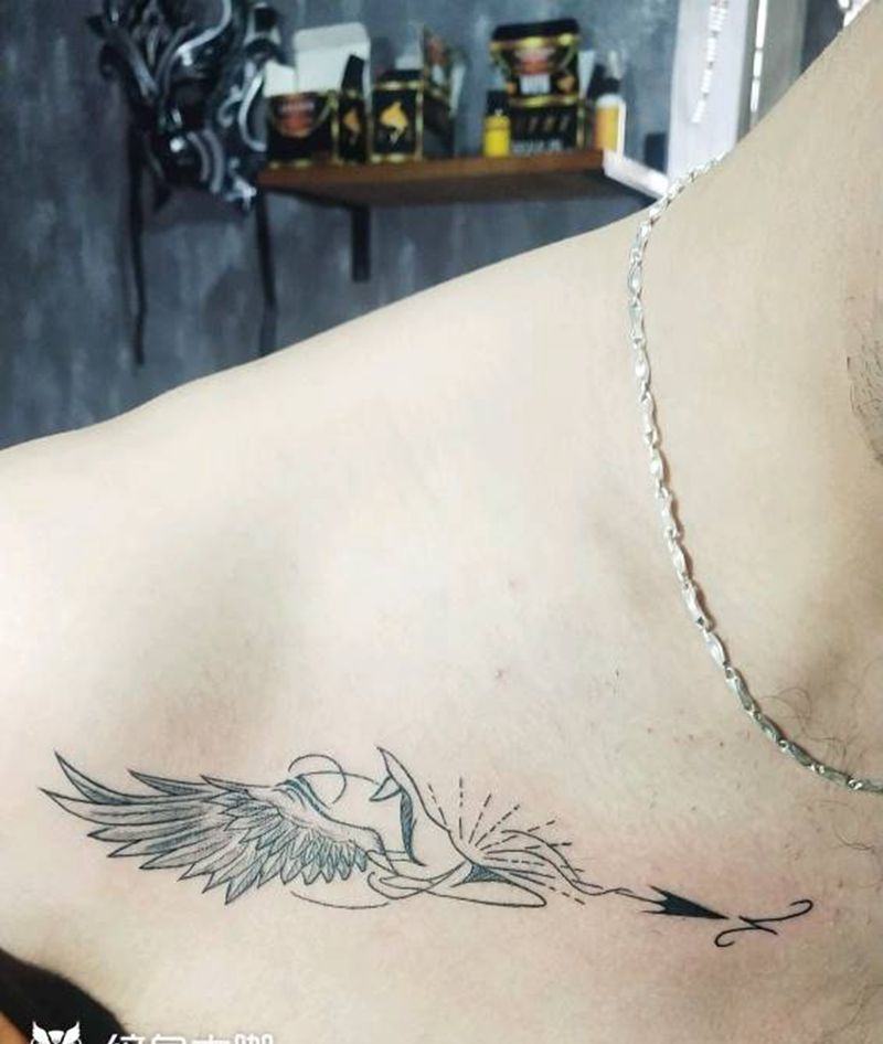 小翅膀纹身图片_肩部几何纹身图案