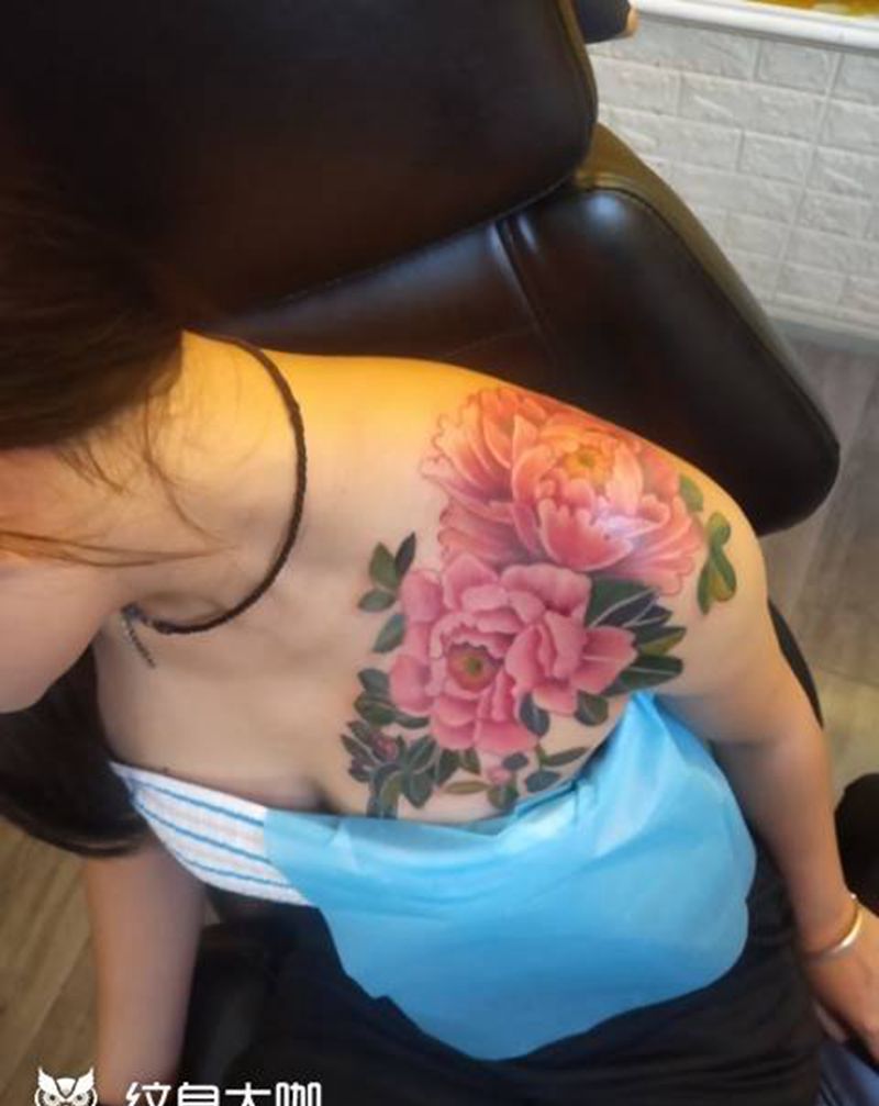 牡丹花纹身图片_胸部新传统纹身图案