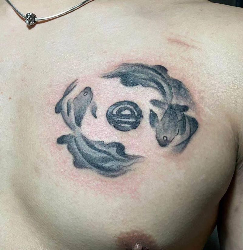水墨双鱼纹身图片_胸部水墨纹身图案