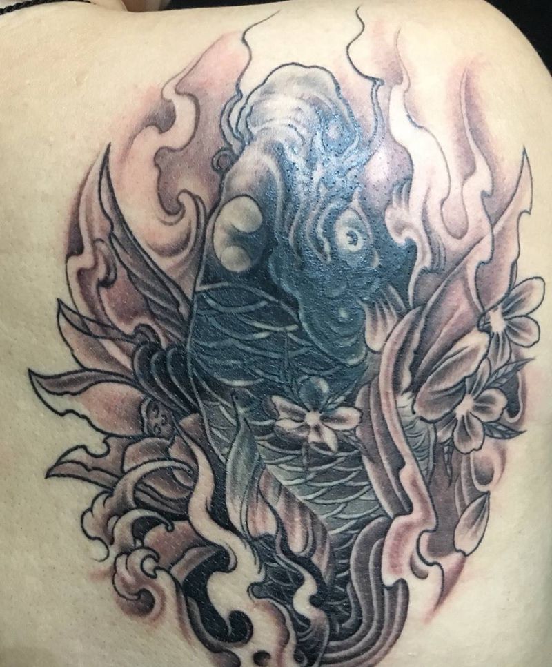 锦鲤纹身图片_成品背部传统动物纹身图案