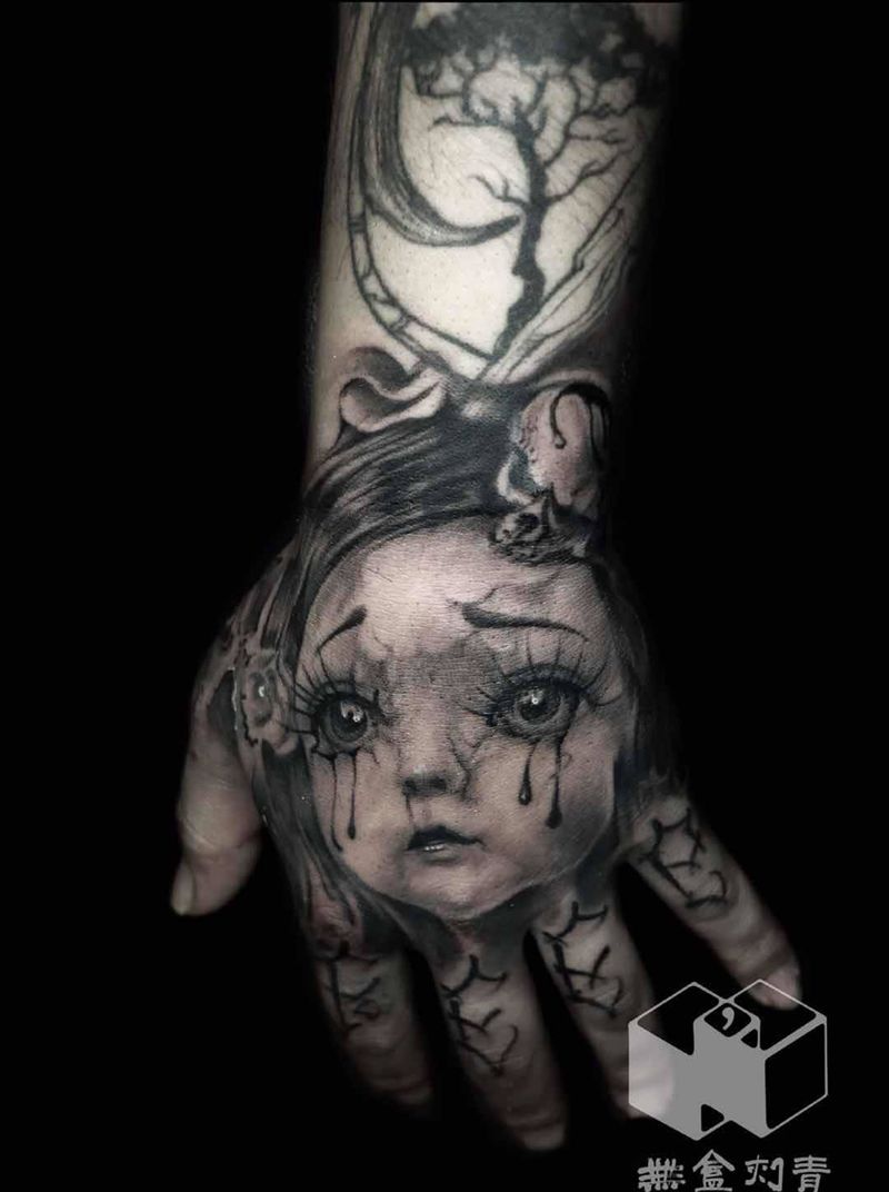 娃纹身图片_手部欧美写实娃娃肖像纹身图案