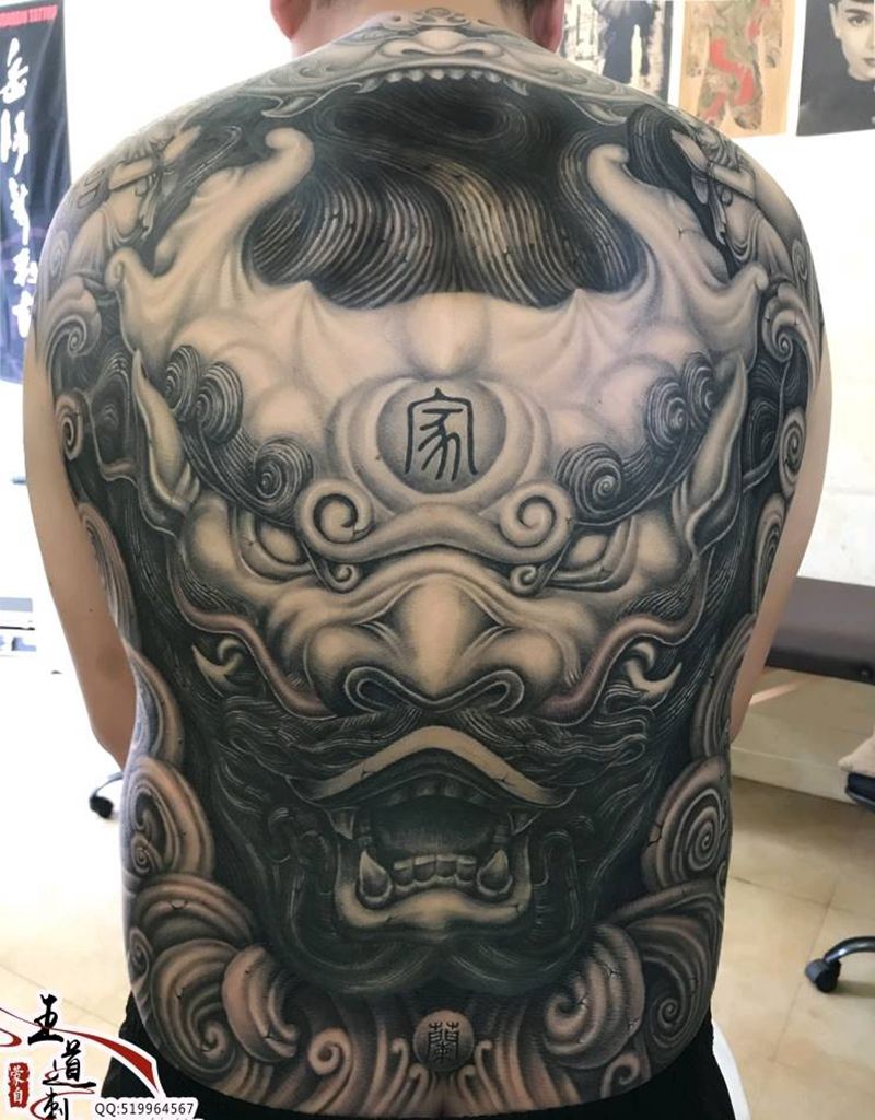 满背纹身图片_背部腰部新传统欧美写实满背龙花臂纹身图案