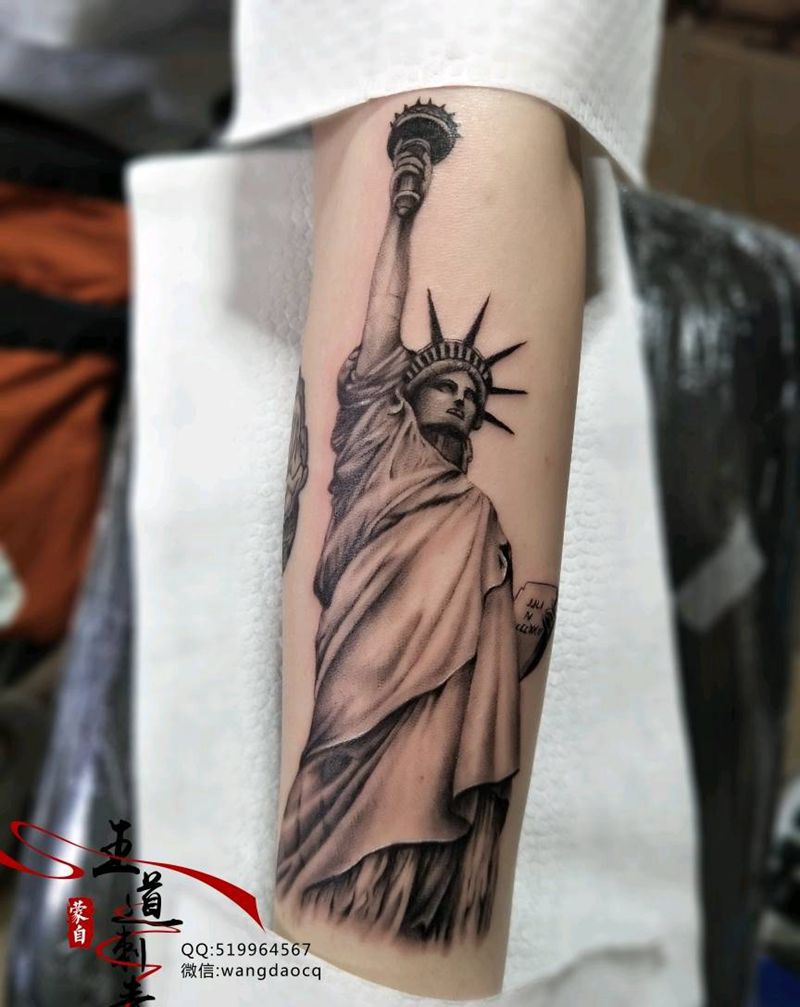 自由女神纹身图片_手臂手部欧美写实新传统耶稣圣母自由女神纹身图案
