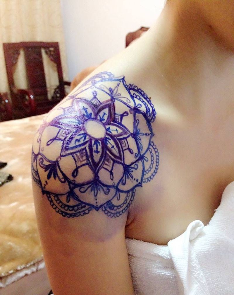 红色曼陀罗——血腥的爱纹身图片_成品肩部纹身图案