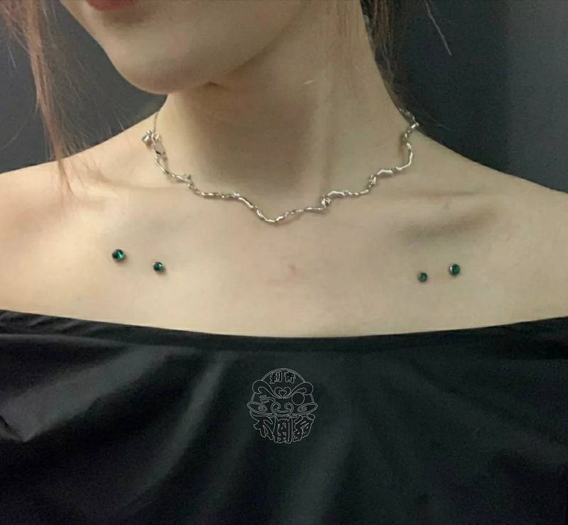 埋钉纹身图片_肩部手部埋钉纹身图案