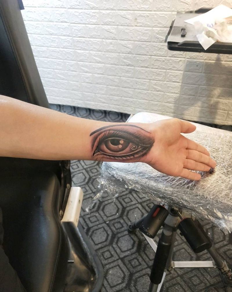 眼睛纹身图片_手部新传统纹身图案