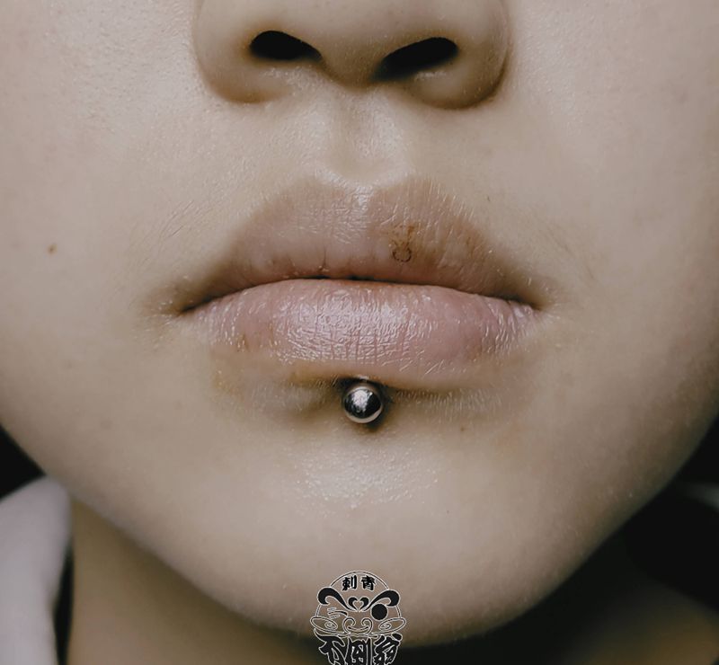 唇钉纹身图片_穿孔纹身图案