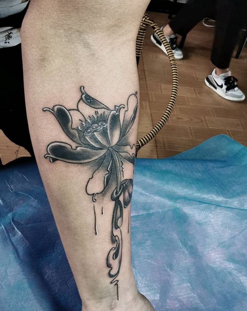 荷花  小字体纹身图片_手臂新传统水墨纹身图案